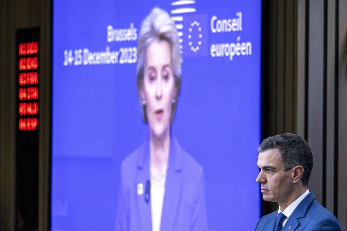 Archivo - El presidente del Gobierno de España, Pedro Sánchez, durante una rueda de prensa conjunta, tras el Consejo Europeo, a 15 de diciembre de 2023, en Bruselas, (Bélgica). Durante la comparecencia, han informado de que los 27 miembros de la Unión Eur