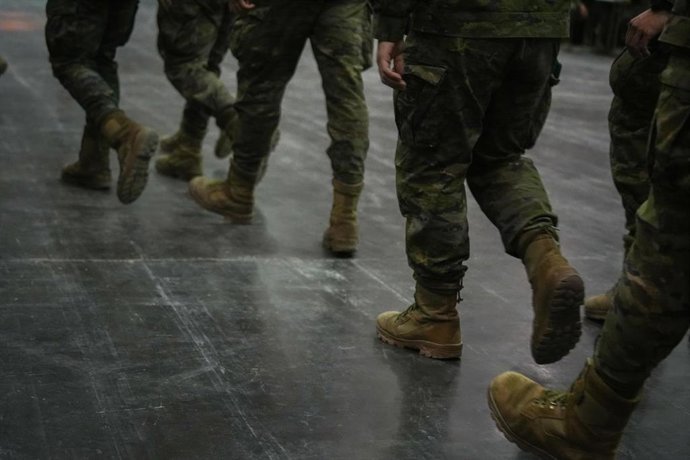 Archivo - Varios militares en la Base Logística Principal del Ejército de Tierra, en la Feria de Muestras de Valencia