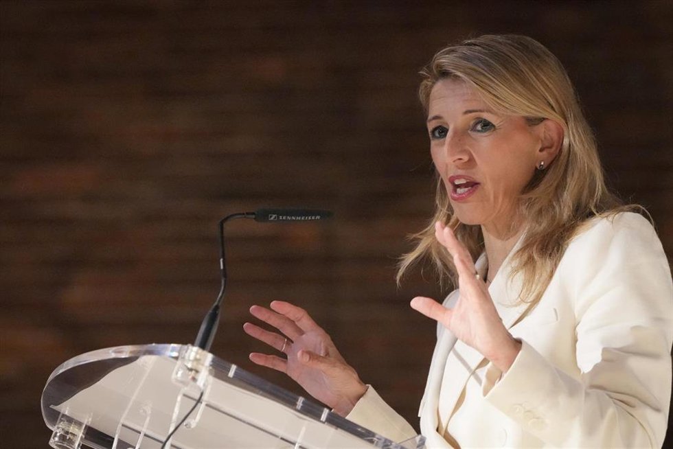 La vicepresidenta segunda y ministra de Trabajo y Economía Social, Yolanda Díaz, participa en la jornada La Dignidad del Cuidado y de las Cuidadoras: Un Diálogo a Tres Voces, a 9 de abril de 2025, en Deusto, San Sebastián, País Vasco (España).