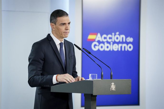 O Presidente do Governo, Pedro Sánchez, comparece ao Palácio Moncloa, em 22 de abril de 2025, em Madri (Espanha). O Primeiro-Ministro anunciou o aumento dos gastos com defesa comprometidos com a OTAN para atingir 2% do PIB. Sán