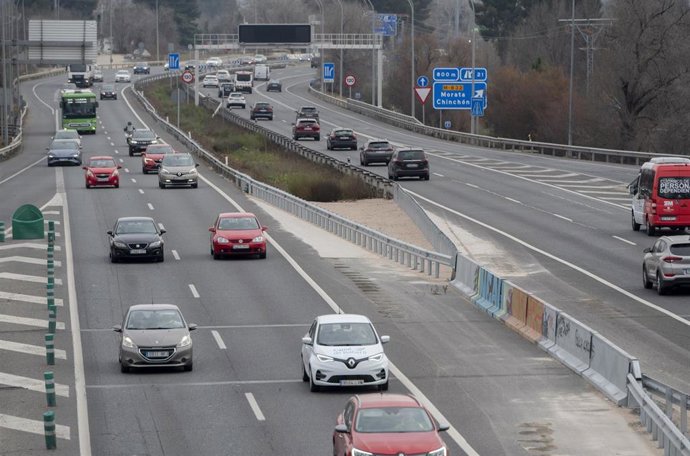 Archivo - Varios vehículos circulan por la A-3, a 3 de enero de 2025, en Madrid (España).