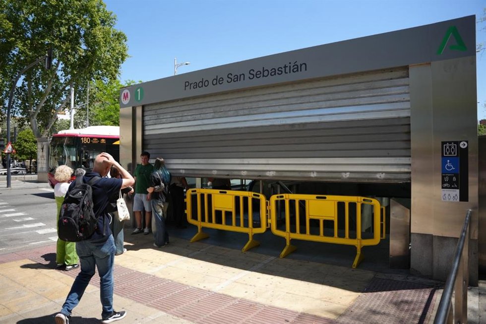 La parada de metro del Prado de San Sebastián (Sevilla) cerrada a causa del apagón.