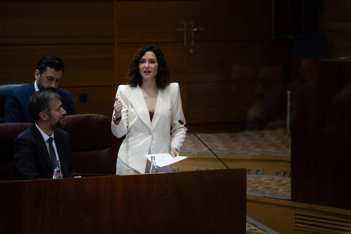 La presidenta de la Comunidad de Madrid, Isabel Díaz Ayuso, interviene durante un pleno en la Asamblea de Madrid, a 24 de abril de 2025, en Madrid (España).