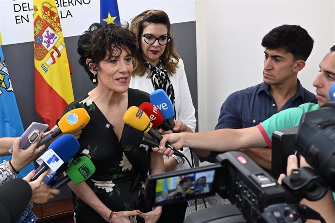 La ministra de Inclusión, Seguridad Social y Migraciones, Elma Saiz, en su visita al Centro de Estancia Temporal de Inmigrantes (CETI) de Melilla.