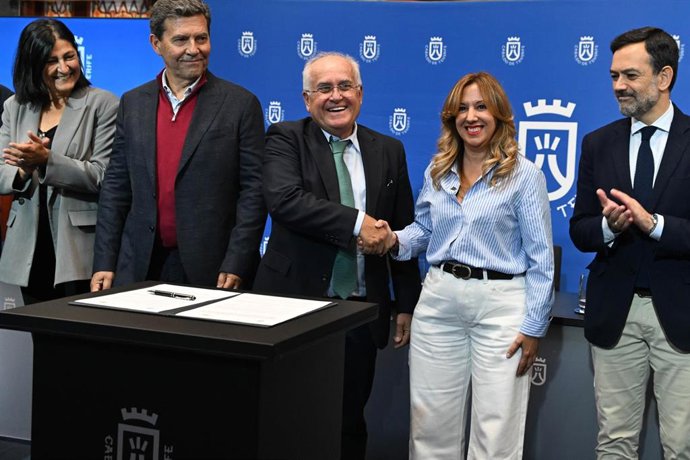 El presidente de la FET, José Agustín Espino, y la presidenta del Cabildo de Tenerife, Rosa Dávila, en la firma de un convenio para regular el acceso de las guaguas a Teno y Anaga
