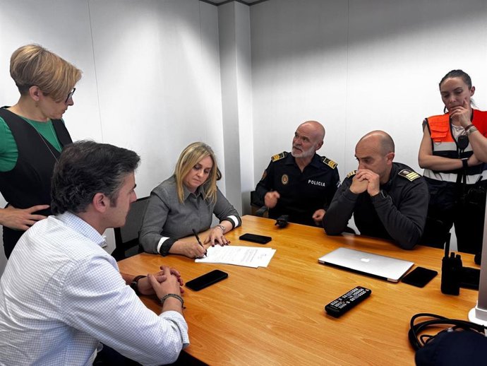 La alcaldesa de Granada, Marifrán Carazo, con el primer teniente de alcalde, Jorge Saavedra, y la edil de Protección Ciudadana y Movilidad, Ana Agudo, coordinan el dispositivo desde las dependencias del cuerpo de seguridad municipal, en la Huerta del Rasi