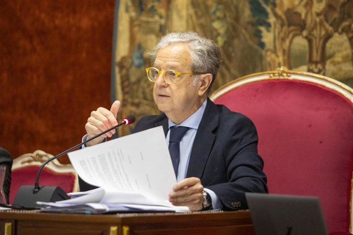 El presidente de la Diputación, Salvador Fuentes, durante su intervención en el Pleno. Imagen de archivo. 