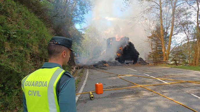 El incendio en un camión de paja obliga a cortar la N-135 en el Alto de Ibañeta.