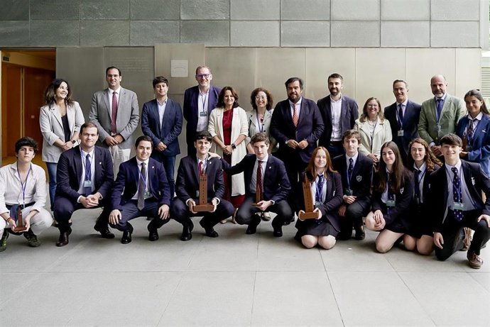 Foto de familia en la clausura del I Aula de Debate en la Diputación.