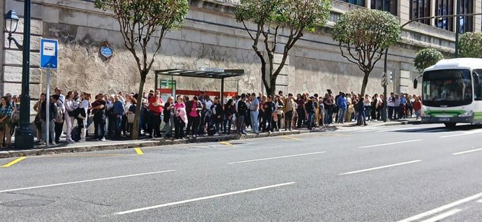 Colas en las paradas de autobuses
