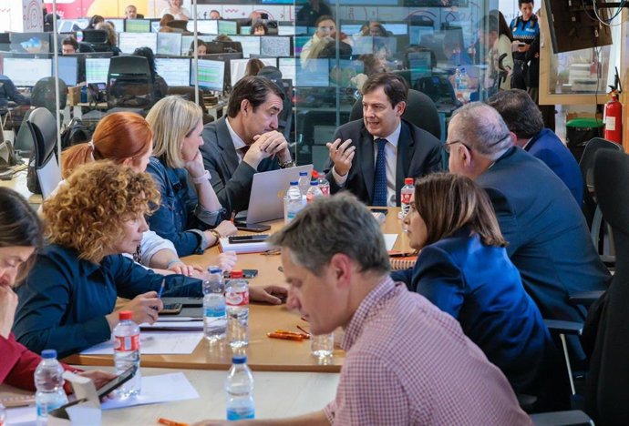 Fernández Mañueco en la reunión en la Agencia de Seguridad y Emergencias 112 para coordinar y garantizar el funcionamiento de servicios básicos