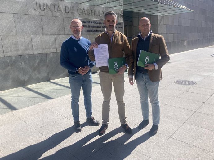 Ignacio Sicilia (i), David Hierro y Carlos Menéndez, a las puertas de la Consejería.