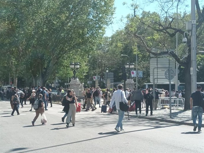 Imagenes de ciudadanos a pie en el centro de Madrid ante el apagón informativo