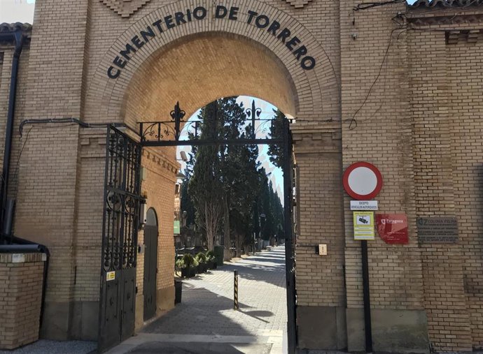 Archivo - Primer plano de la entrada antigua al cementerio de Torrero en Zaragoza