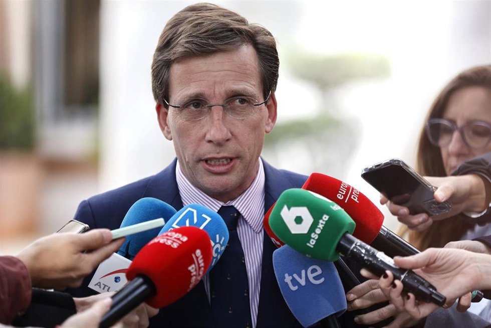 El alcalde de Madrid, José Luis Martínez-Almeida, atiende a los medios tras firmar en un libro de condolencias por el fallecimiento del Papa Francisco I, en la Nunciatura Apostólica, a 22 de abril de 2025, en Madrid (España). 