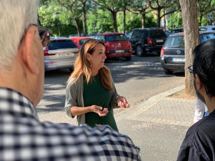 La parlamentaria del PSOE Encarnación Martínez, en una visita al IES Ciudad Jardín.