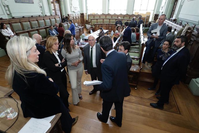 Los portavoces de los grupos municipales dialogan durante el receso del Pleno municipal que se ha visto sorprendido por el apagón.