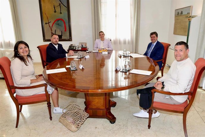 La presidenta del Govern, Marga Prohens, y el director del Atlàntida Film Fest, Jaume Ripoll.