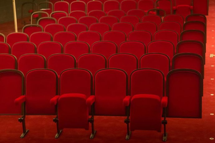 Archivo - Platea del Teatro Principal con nuevas butacas rojas
