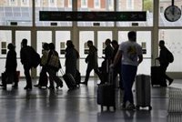 Una quincena de estaciones de tren abrirán esta noche para que viajeros afectados por el apagón puedan pernoctar