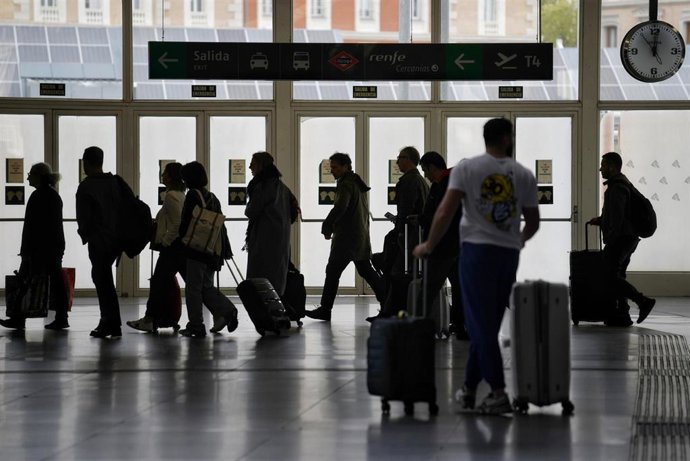 Decenas de personas con maletas, en la estación Puerta de Atocha-Almudena Grandes, a 11 de abril de 2025, en Madrid (España). 