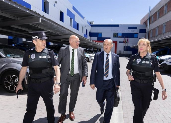 El alcalde de Valladolid, Jesús Julio Carnero, y el concejal de Salud Pública y Seguridad Ciudadana, Alberto Cuadrado, junto a mandos de la Policía Municipal.