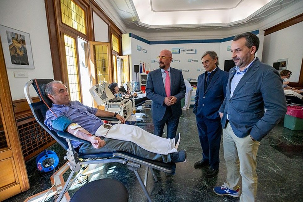 El consejero de Salud junto a José Francisco Diaz y José Luis Arroyo conversan con Marcos López Hoyos mientras dona plasma