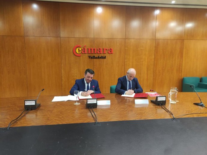 El consejero de la Presidencia, Luis Miguel González Gago, y el presidente de la Cámara de Comercio de Valladolid, Víctor Caramanzana.