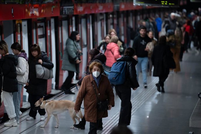 Archivo - Varias personas en el metro, a 22 de enero de 2025, en Barcelona, Catalunya (España). 