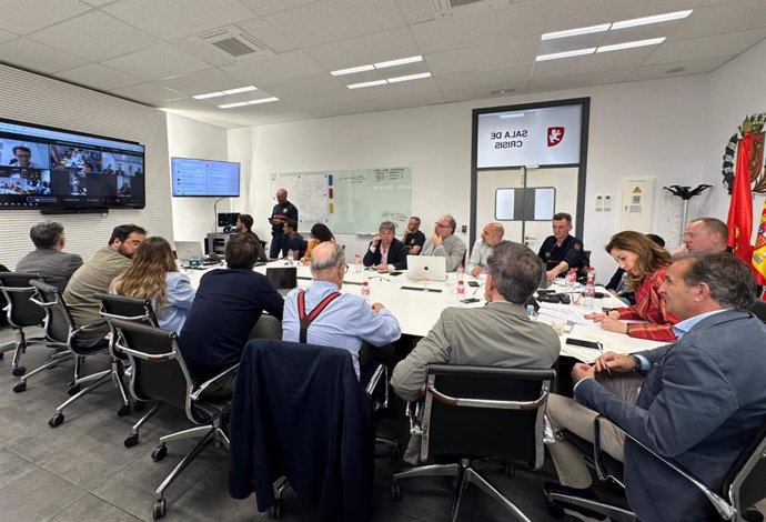 Reunión en la sala de crisis Parque de Bomberos 1 de Zaragoza con motivo del apagón de este lunes, presidida por la alcaldesa de la ciudad, Natalia Chueca.