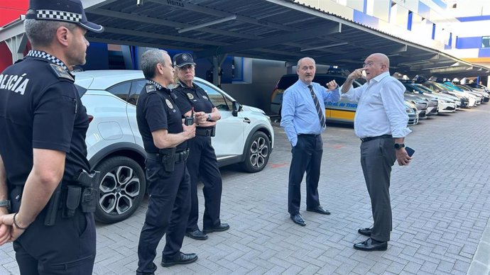 El alcalde, Jesús Julio Carnero, y el concejal Alberto Cuadrado, en dependencias policiales este lunes durante el apagón.