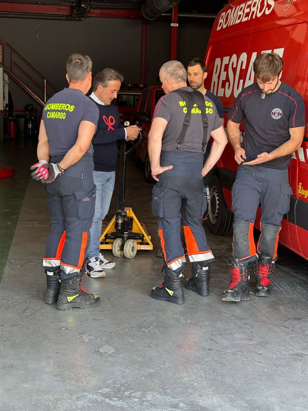 El alcalde de Camargo lanza un mensaje de tranquilidad y agradece la labor de los 22 efectivos de emergencias