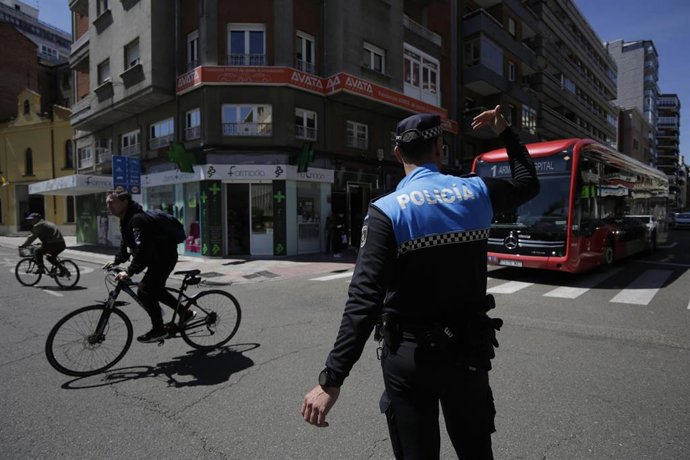 Un agente de la Policía Municipal regula el tráfico en León durante el apagón.