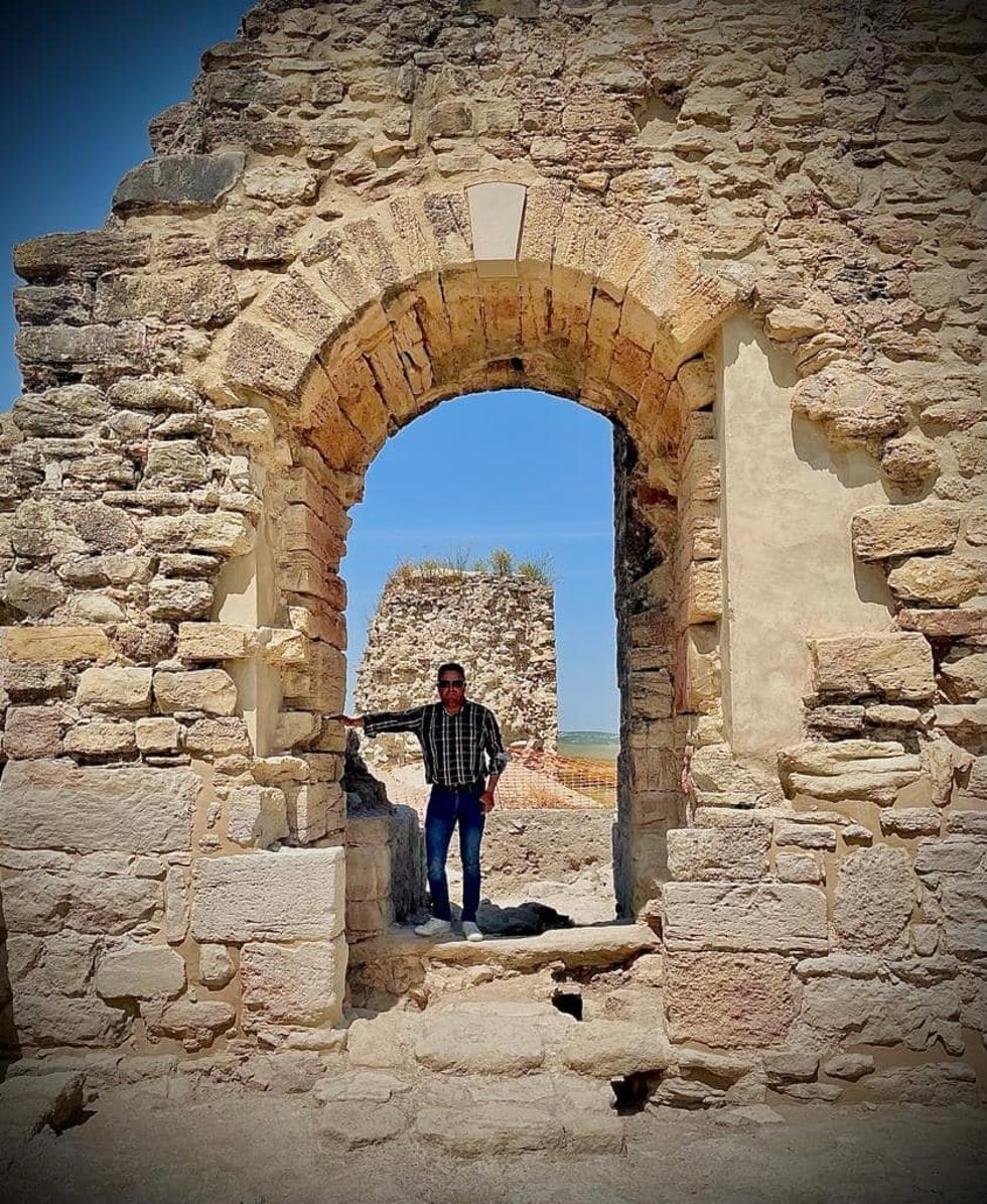 Archivo - El alcalde de Montemayor, Antonio García, en el Castillo de Dos Hermanas.