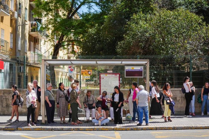 Imagen de gente esperando los buses de Tussam en pleno apagón