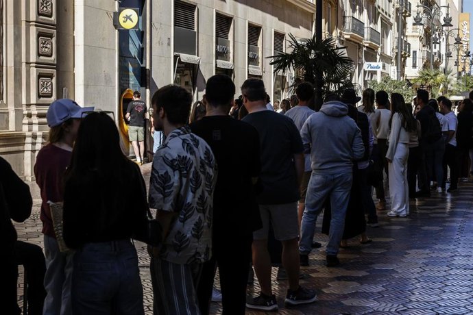 Cola en una calle del centro de València durante el apagón