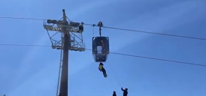Efectivos realizando las acciones de rescate en la telecabina a causa del apagón.