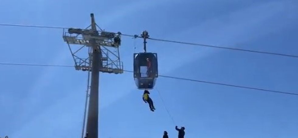 Efectivos realizando las acciones de rescate en la telecabina a causa del apagón.