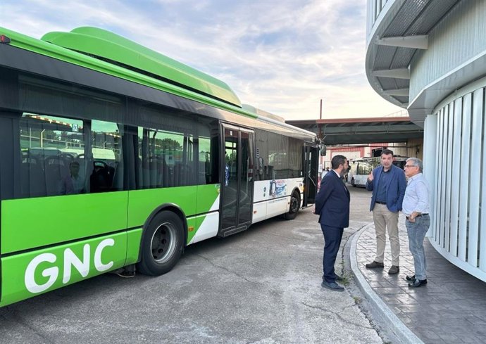 El concejal de Tráfico y Movilidad, Alberto Gutiérrez (izda); y el gerente de Auvasa, Eduardo Cabanillas, durante la jornada del apagón.