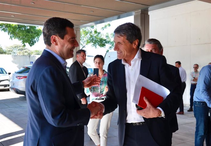 El presidente de la Junta de Andalucía, Juanma Moreno, saluda este lunes al delegado del Gobierno en Andalucía, Pedro Fernández, quien ha participado en la reunión del Comité Asesor del Plan Territorial de Emergencias.