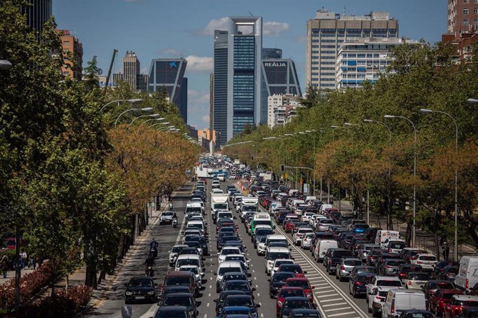 Vista general de tráfico en el Paseo de la Castellana tras el apagón eléctrico en Madrid, España, el 28 de abril de 2025.