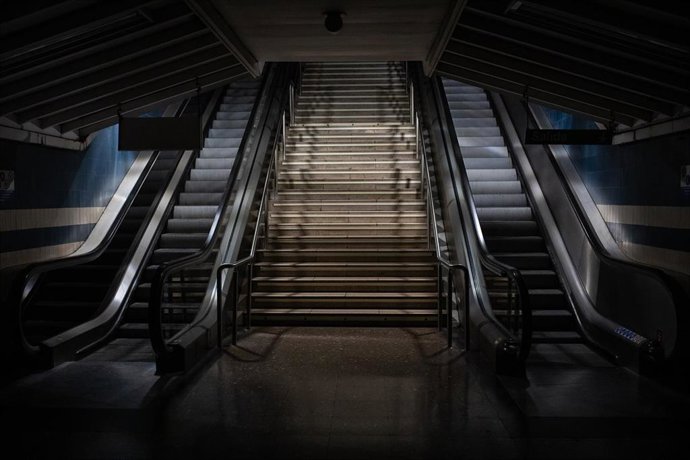 Escaleras de una estación de Metro de Madrid iluminadas con las luces de emergencia tras el apagón eléctrico en Madrid, España, el 28 de abril de 2025.