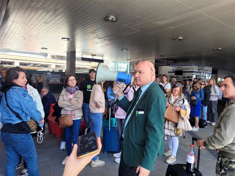 Un supervisor de ADIF informa con un megáfono en Chamartín durante el apagón.
