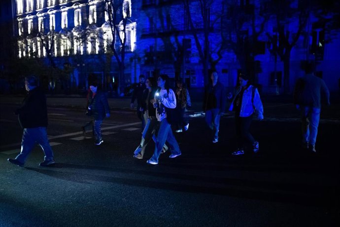 Varias personas cruzan por un paso de peatones tras el apagón eléctrico en Madrid, España, el 28 de abril de 2025.