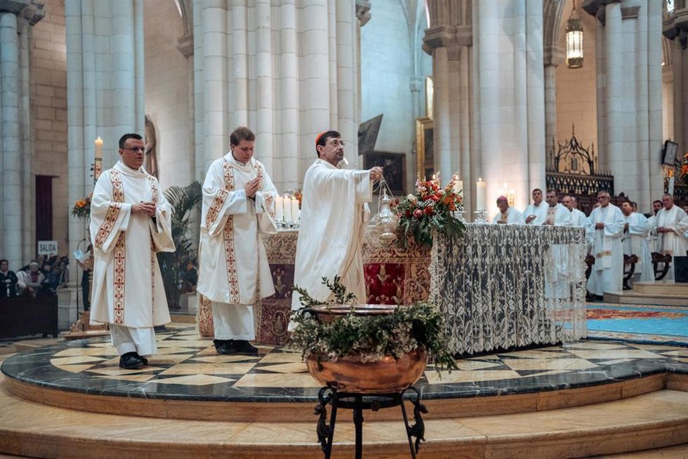 El arzobispo de Madrid, José Cobo, preside una misa en la Catedral de la Almudena en honor al Papa Francisco, a 21 de abril de 2025, en Madrid (España). 