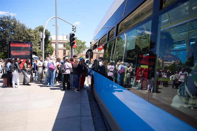 Gente durante el apagión en Atocha. Apagón eléctrico en Madrid, En MADRID el 28 de April de 2025.
