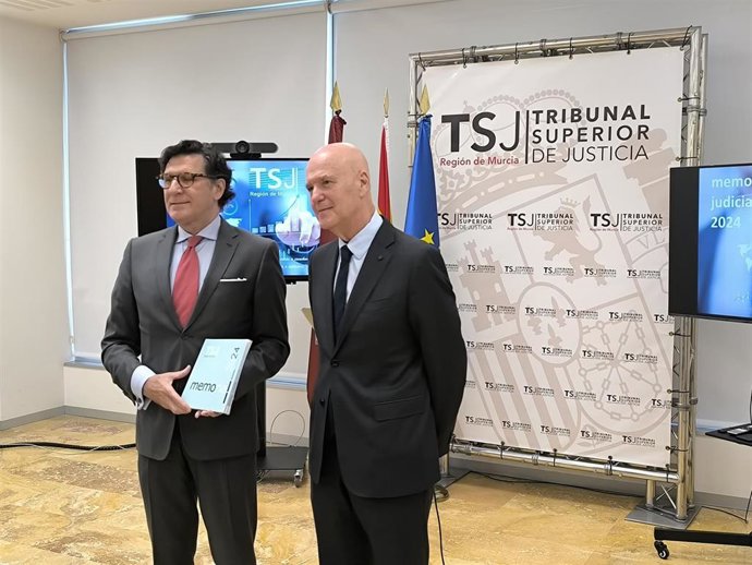 El presidente del Tribunal Superior de Justicia de la Región de Murcia (TSJMU), Miguel Pasqual del Riquelme, a la izquierda, durante la presentación del balance