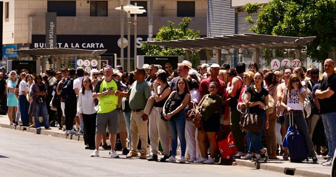 Numerosas personas esperan el autobús tras el apagón