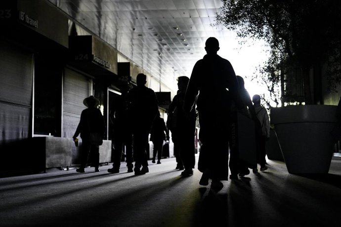 La gente camina por la Caja Mágica tras el apagón sufrido en España