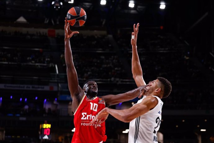 Archivo - Tavares intenta taponar a Fall en el Real Madrid-Olympiacos de la Euroliga 24-25